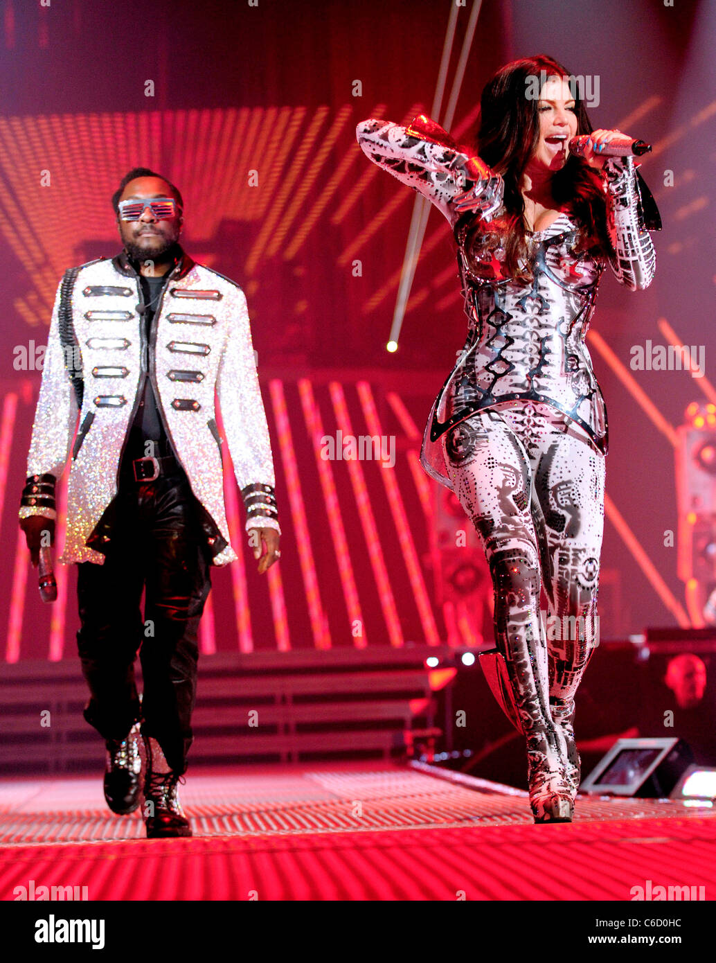 will.i.am, aka William James Adams und Fergie, aka Stacy Ann Ferguson The Black Eyed Peas durchführen während "The End" Tour auf den Stockfoto