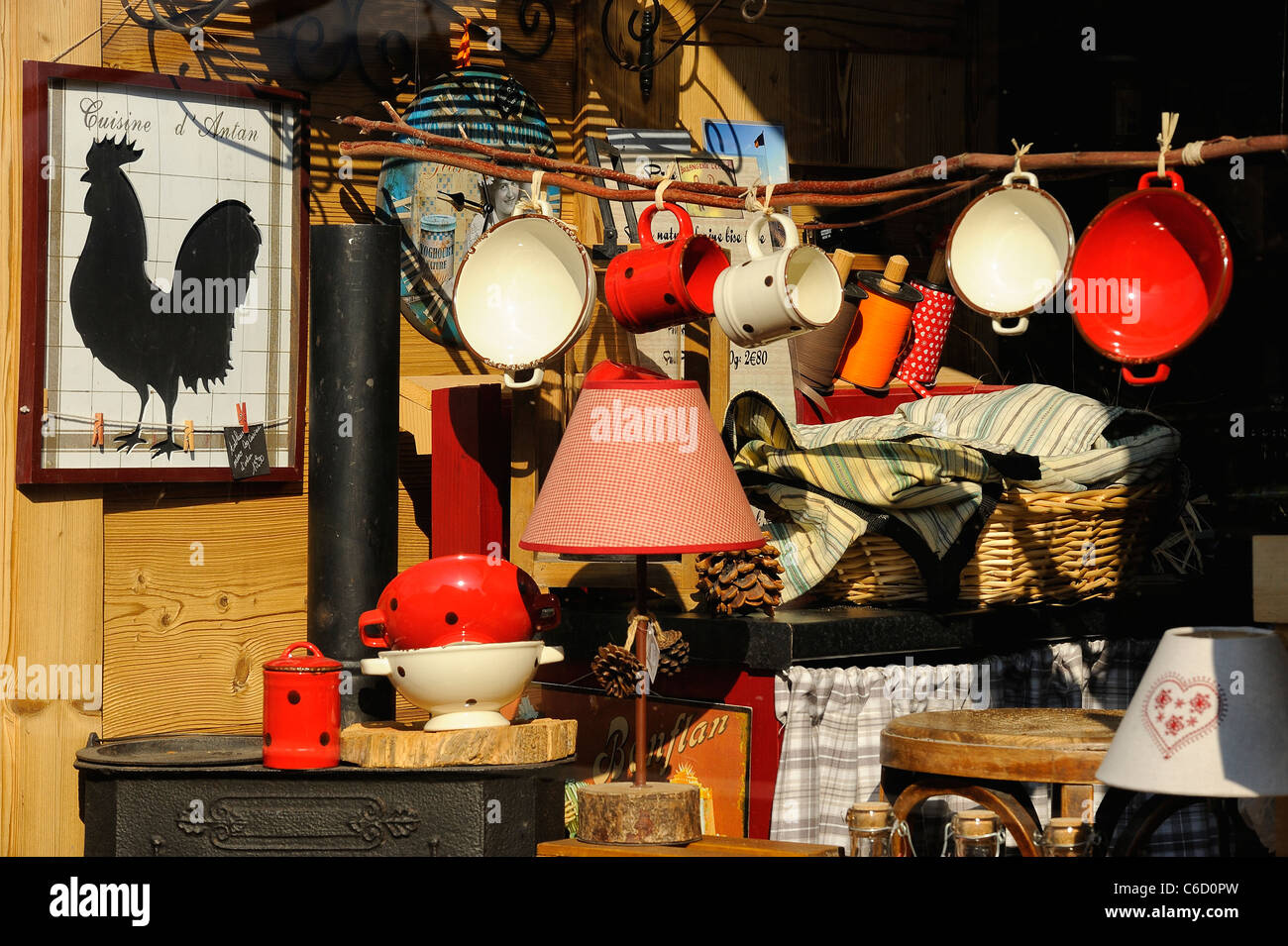 Kochgeschirr im Verkauf in einem Geschäft im Dorf Hauteluce Beaufortain Region in den französischen Alpen, Savoie, Europa Stockfoto