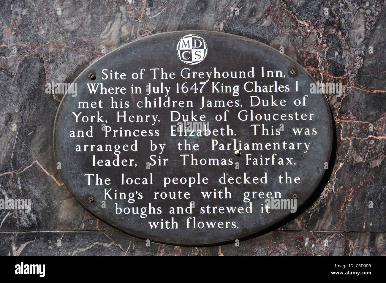 Gedenktafel am Standort des ehemaligen, historische Greyhound Inn, High Street, Maidenhead, Berkshire, England, United Kingdo Stockfoto