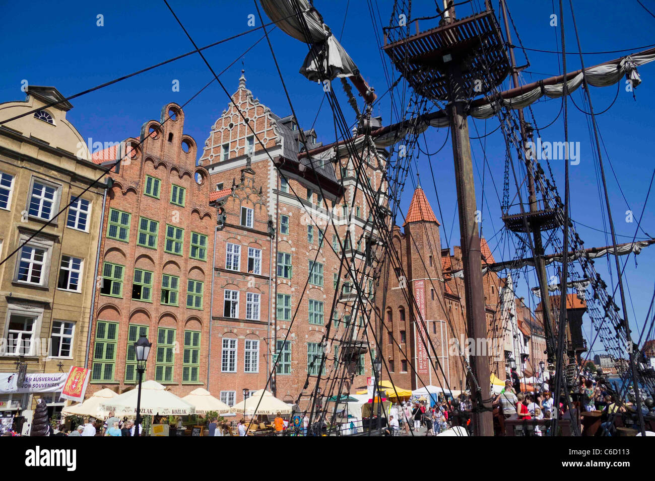 Langen Kai Dlugie Pobrzeze durch Kreuzfahrtschiff rigging Danzig Polen Europa Stockfoto