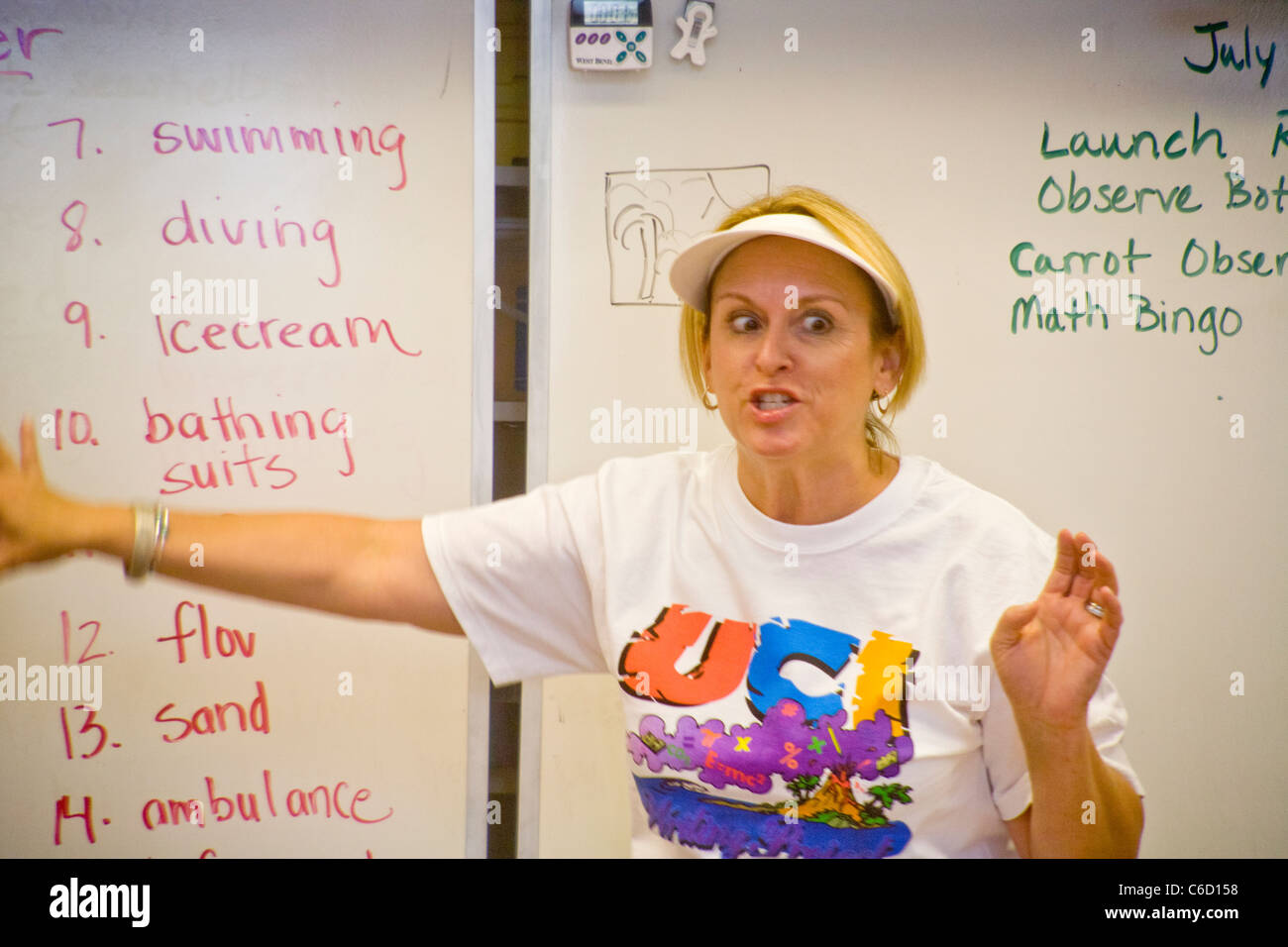 Ein begeisterter englischer Lehrer hält Vorträge über Wortschatz, um ihrer Klasse in einem Sommer-Learning-Programm an der University of California Stockfoto