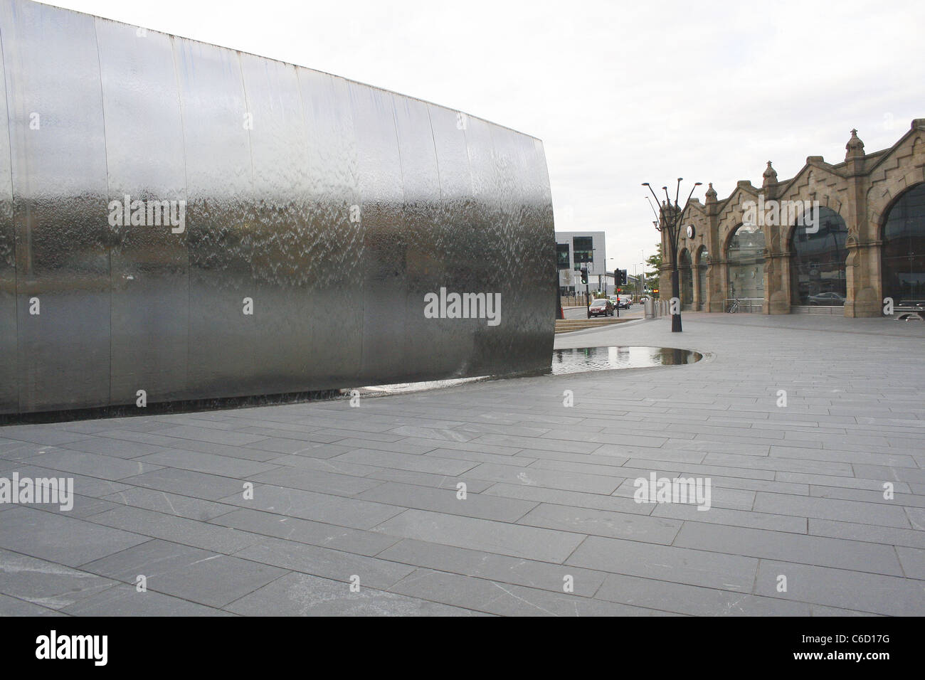 Schneide-Wasserspiel vor Bahnhof Sheffield. Sheffield, South Yorkshire, England Stockfoto