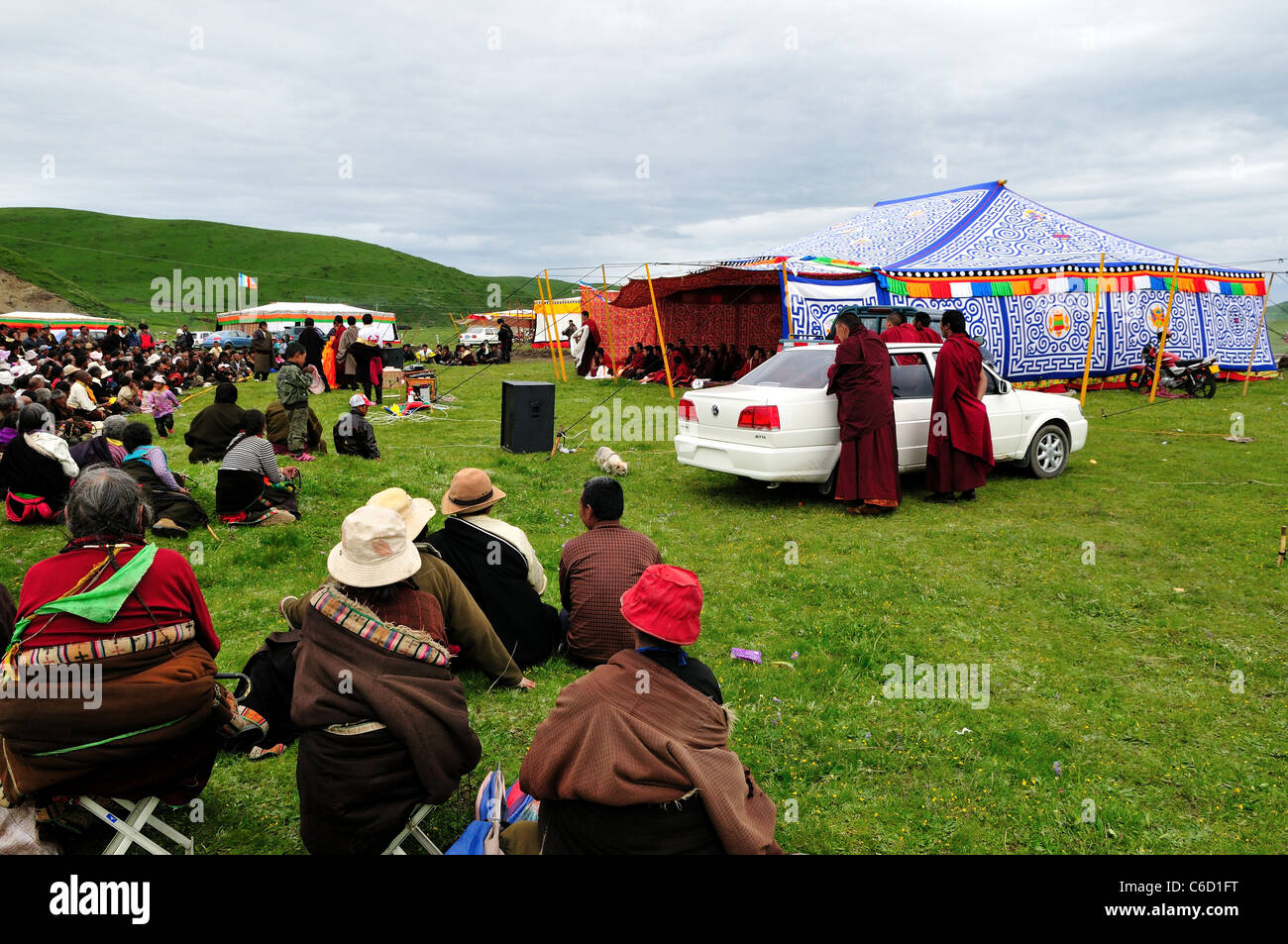 Tibeter Raffung an einer religiösen Zeremonie. Sichuan, China. Stockfoto