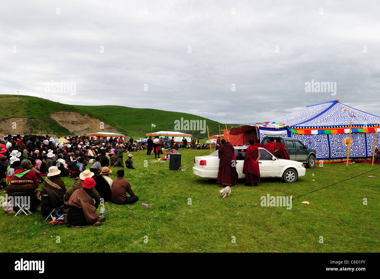 Tibeter Raffung an einer religiösen Zeremonie. Sichuan, China. Stockfoto