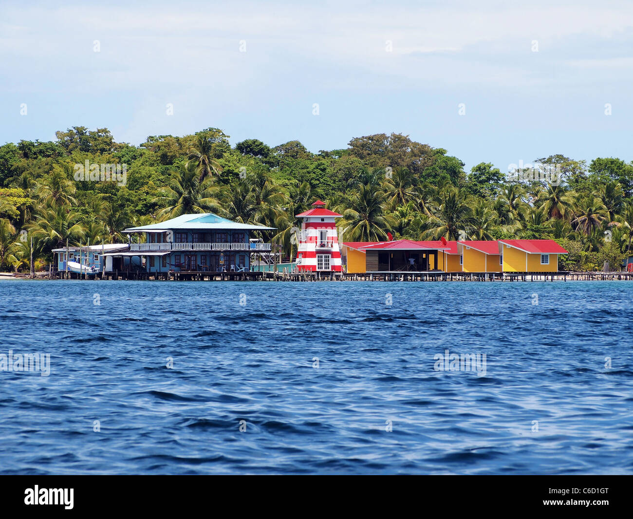 Bungalows, Haus und ein Leuchtturm an der Küste der tropischen Insel der Karibik, Bocas del Toro, Panama, Mittelamerika Stockfoto