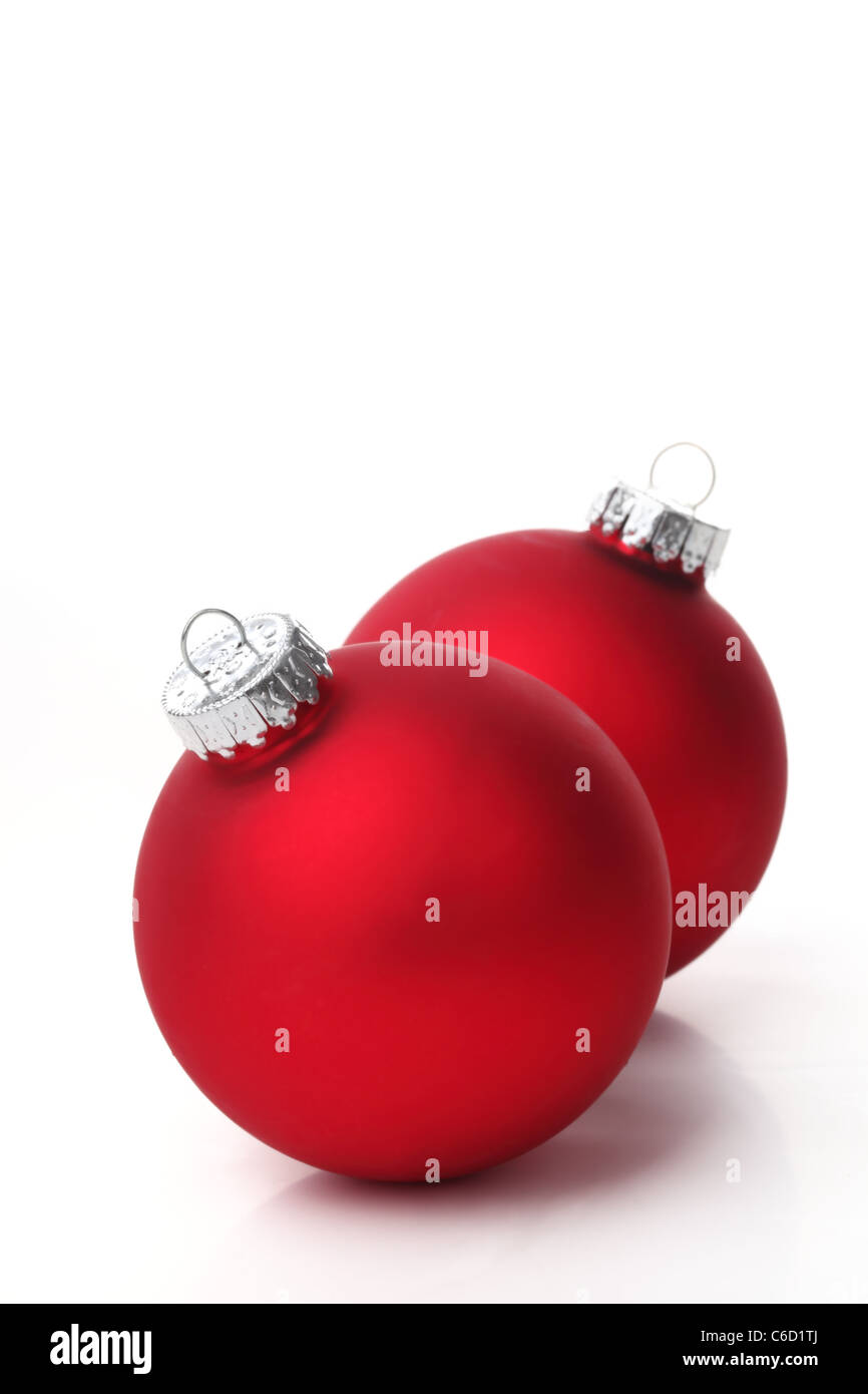 Rote Weihnachtskugeln auf weißem Hintergrund. Stockfoto
