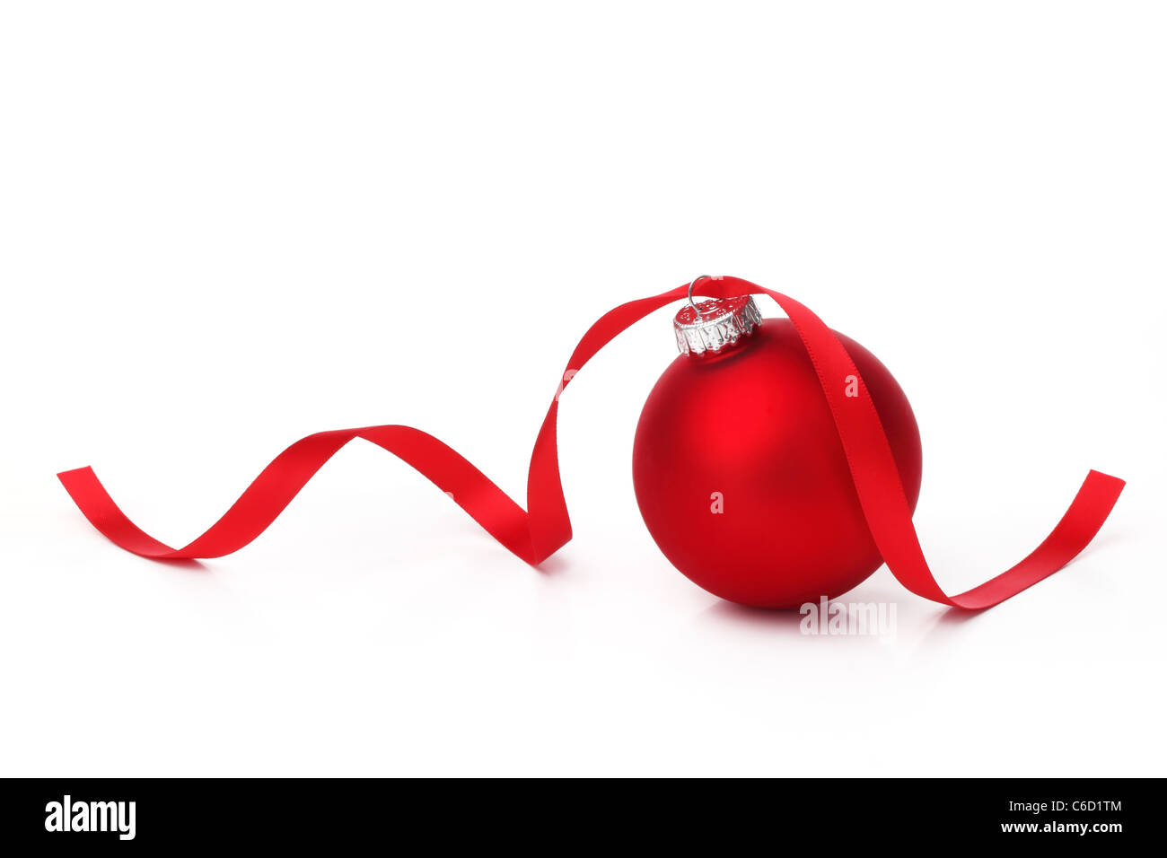 Rote Weihnachtskugel mit Band auf weißem Hintergrund. Stockfoto