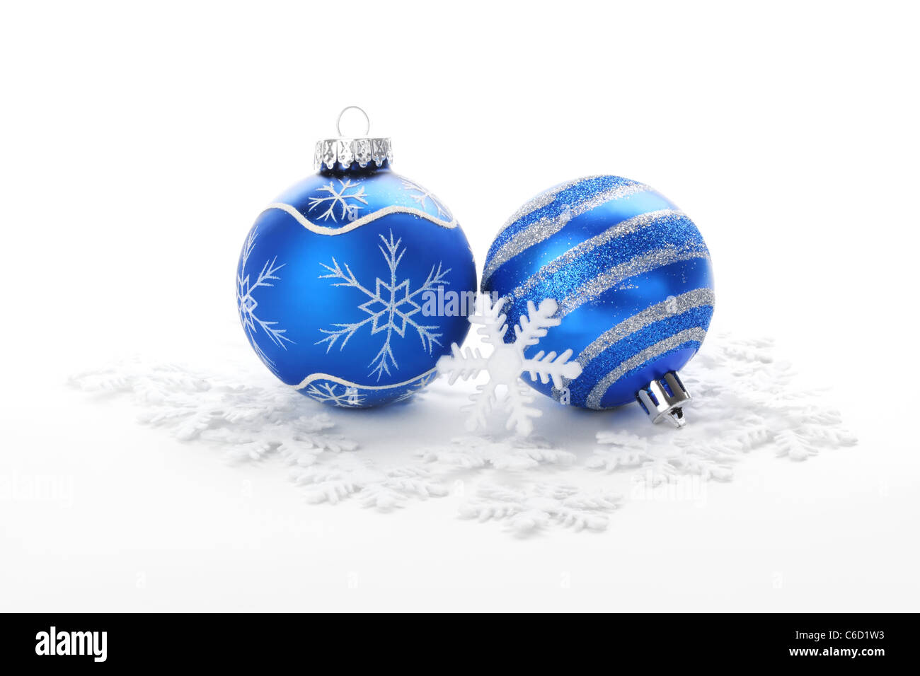Weihnachtskugeln mit Schnee Ornament blau Stockfoto