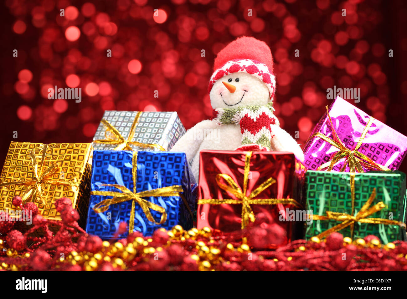 Weihnachtsgeschenke und Schneemann über abstrakte hellen Hintergrund. Stockfoto