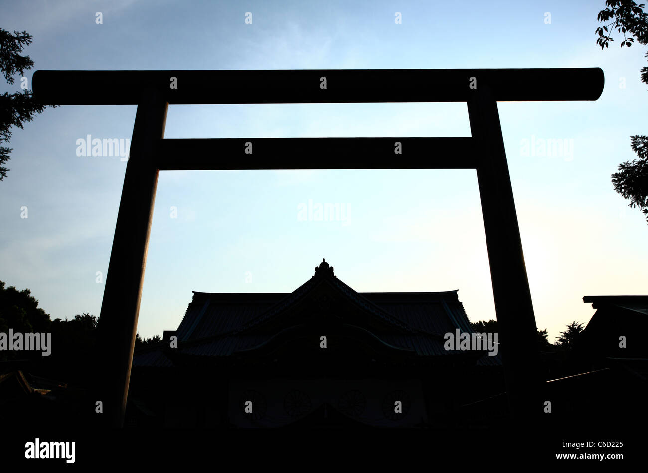 Tokio - AUGUST 18: Inner Gelände des Yasukuni-Schrein am 18. August 2011 in Chiyoda, Tokio, Japan. Stockfoto