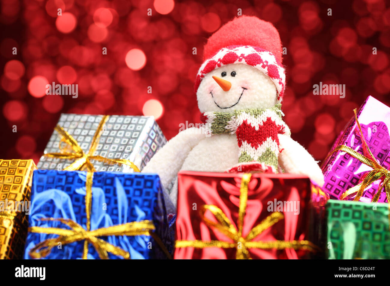 Weihnachtsgeschenke und Schneemann über abstrakte hellen Hintergrund, Nahaufnahme. Stockfoto