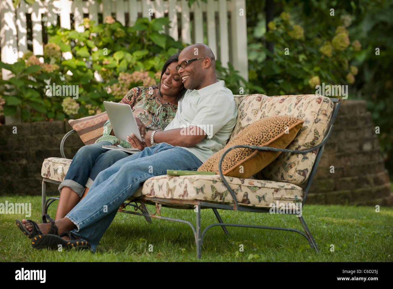 Afrikanische amerikanische paar mit digitalen Tablet im freien Stockfoto