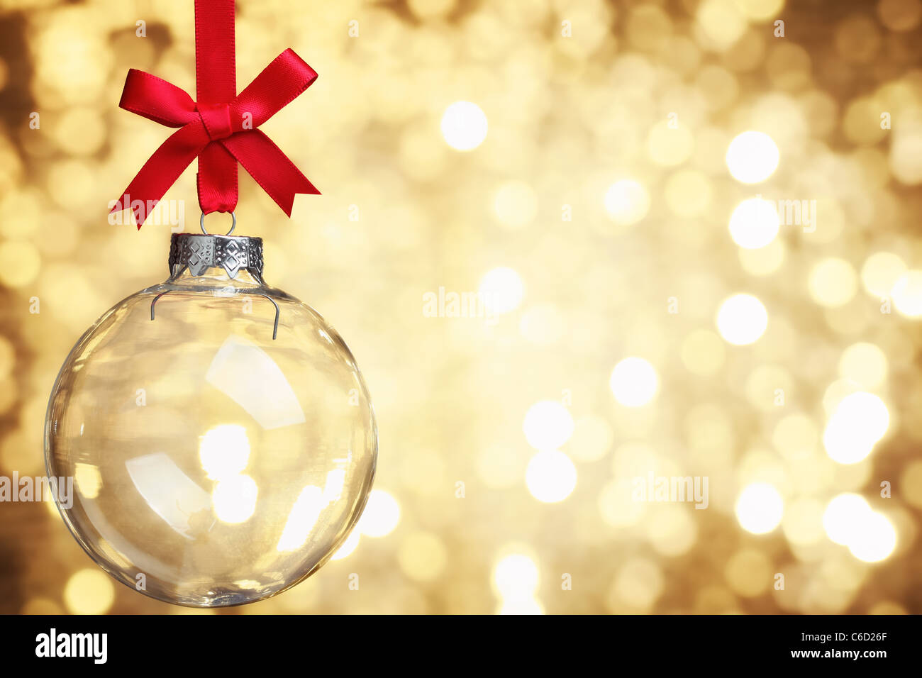 Nahaufnahme von Glas Weihnachtskugel auf abstrakten Hintergrund. Stockfoto