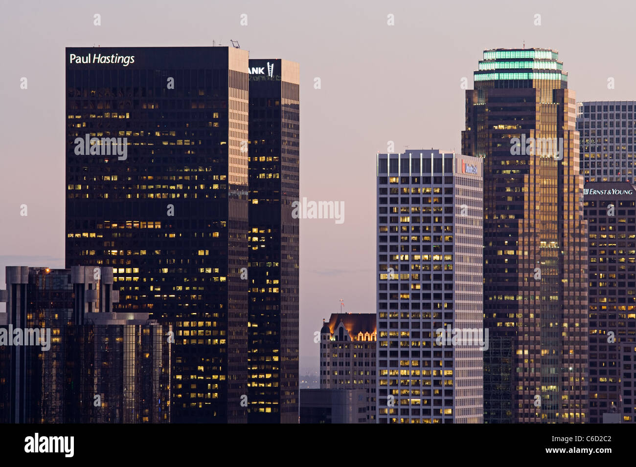 Skyline von Downtown Los Angeles in der Abenddämmerung Stockfoto Skyline von Downtown Los Angeles in der Abenddämmerung Stockfoto