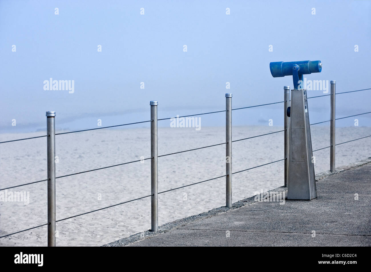 Münz-Fernrohr mit Blick auf Strand, Morro Bay, Kalifornien, USA Stockfoto