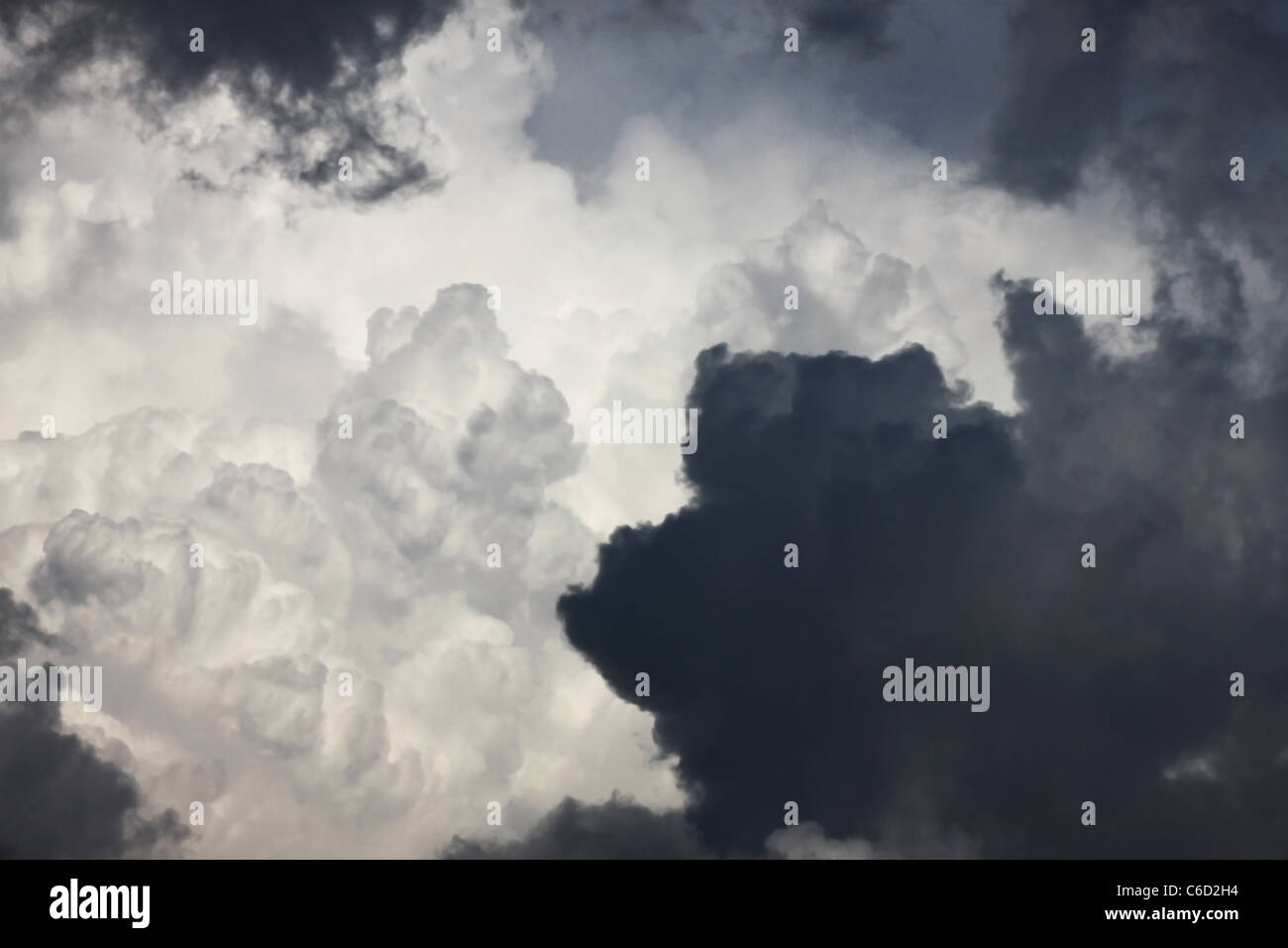 weiße und schwarze Wolken Stockfoto