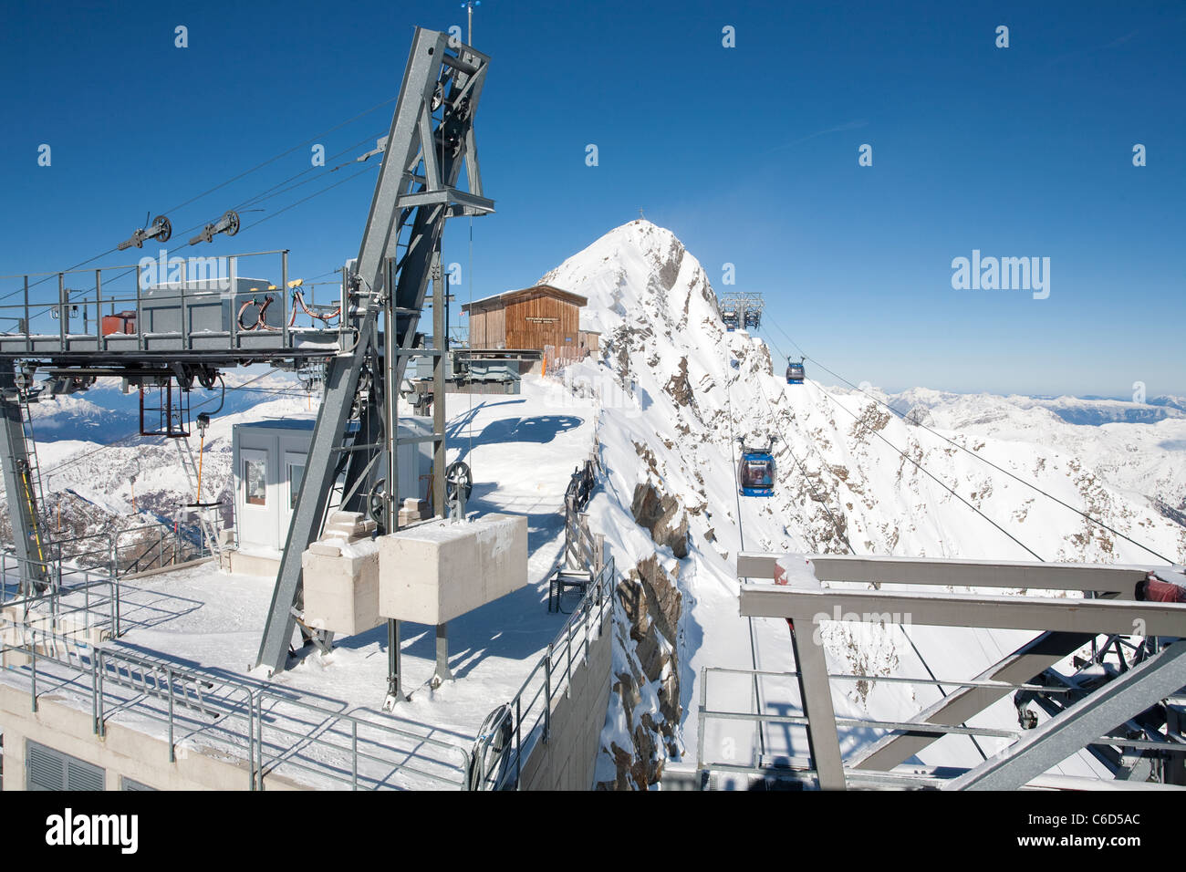 Gletscherbus Seilbahn Zum Hintertuxer Gletscher Gefrorene Wand Seilbahn Aussichtspunkt Hintertuxer Gletscher Stockfotografie Alamy