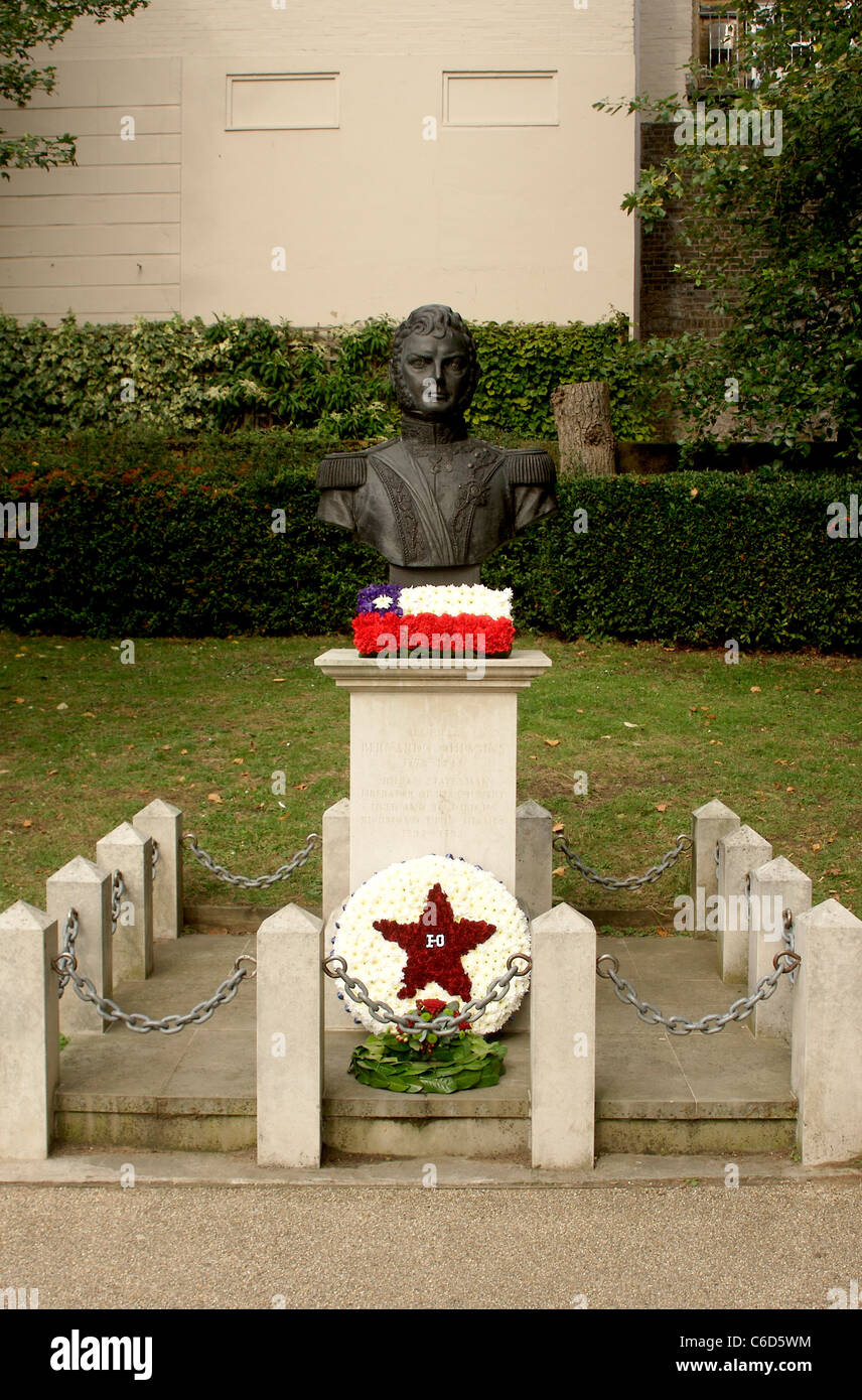Kränze niedergelegt auf einem Denkmal des chilenischen Unabhängigkeit Führers Bernardo O' Higgins Riquelme, seinen Geburtstag zu Ehren Stockfoto