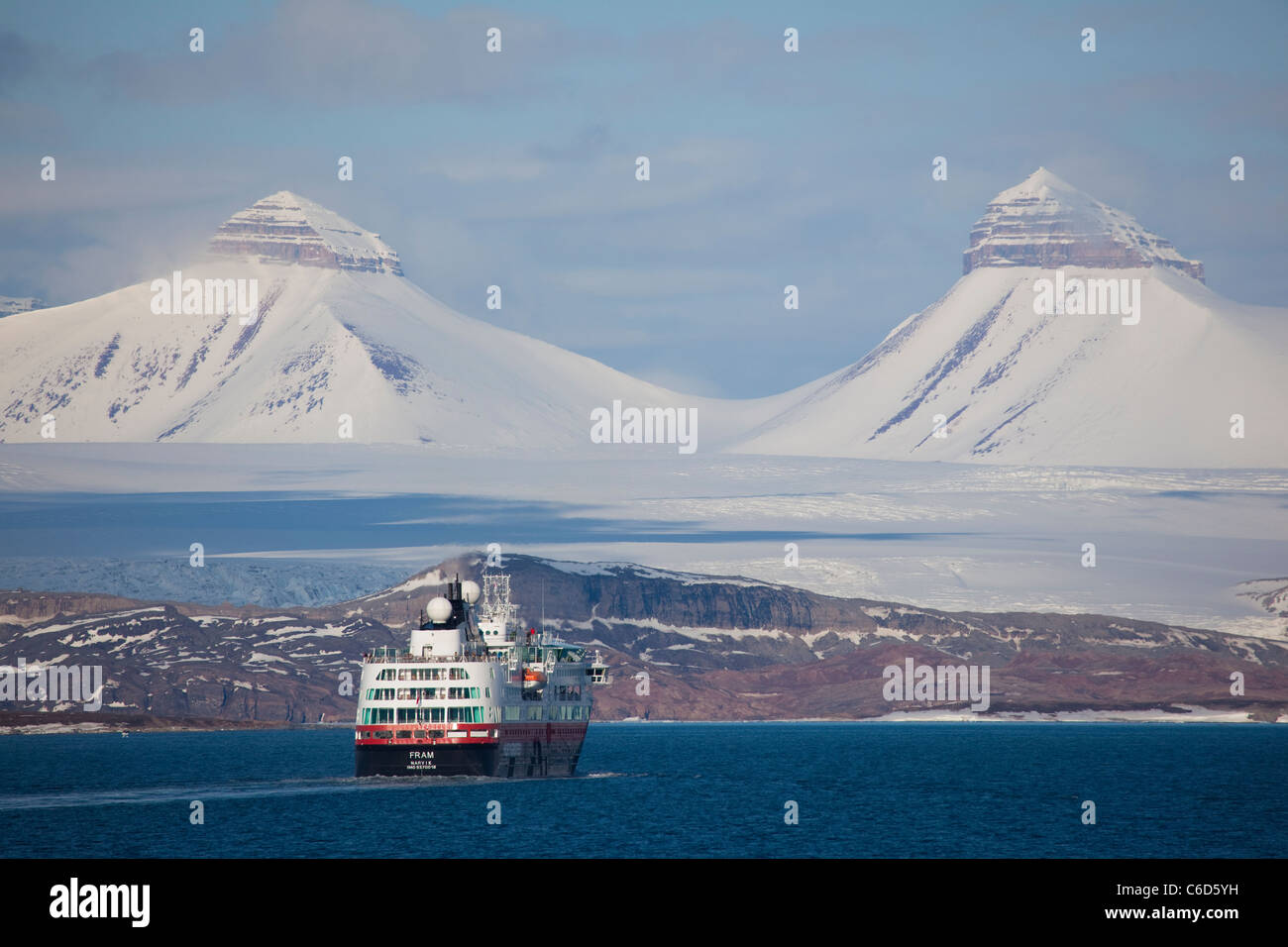 Die Hurtigruten Schiff Fram, in der Nähe von Ny Alesund, Kongsfjords, Svalbard Stockfoto