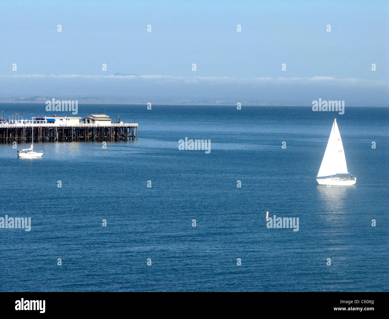 Segelboot schwebt in der Nähe von Santa Cruz Municipal Wharf in Kalifornien Stockfoto