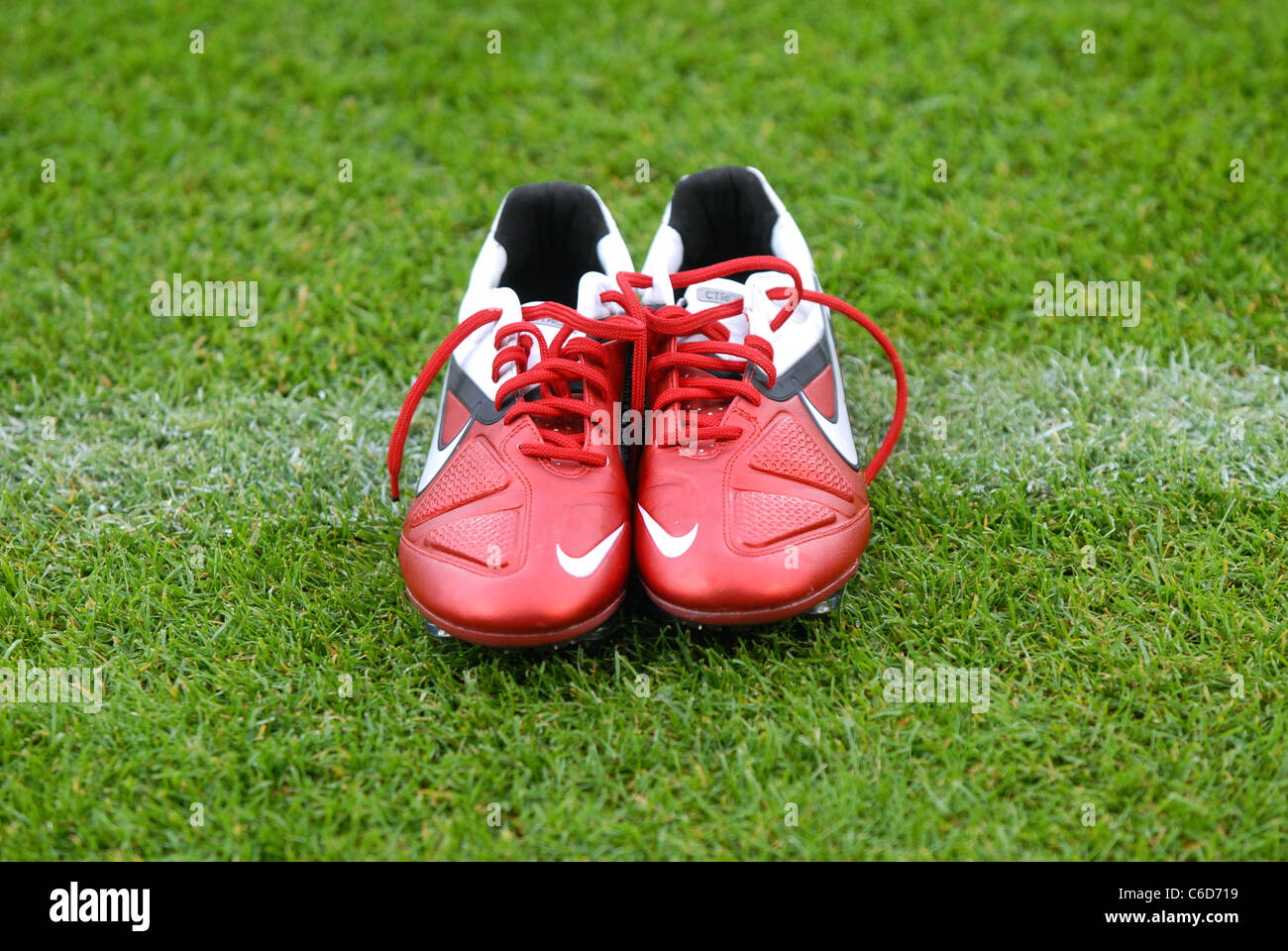 Paar rote Nike Fußballschuhe auf die weiße Linie eines Fußballfeldes  Stockfotografie - Alamy