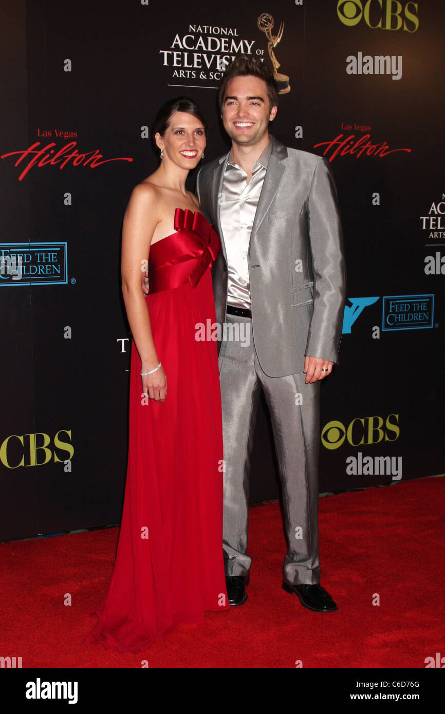 Drew Tyler Bell und seine Frau Sarah Grunau Bell 2010 Daytime Emmy Awards statt im Las Vegas Hilton Hotel & Casino - Ankünfte Las Stockfoto