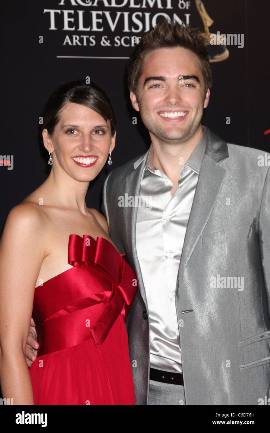 Drew Tyler Bell und seine Frau Sarah Grunau Bell 2010 Daytime Emmy Awards statt im Las Vegas Hilton Hotel & Casino - Ankünfte Las Stockfoto