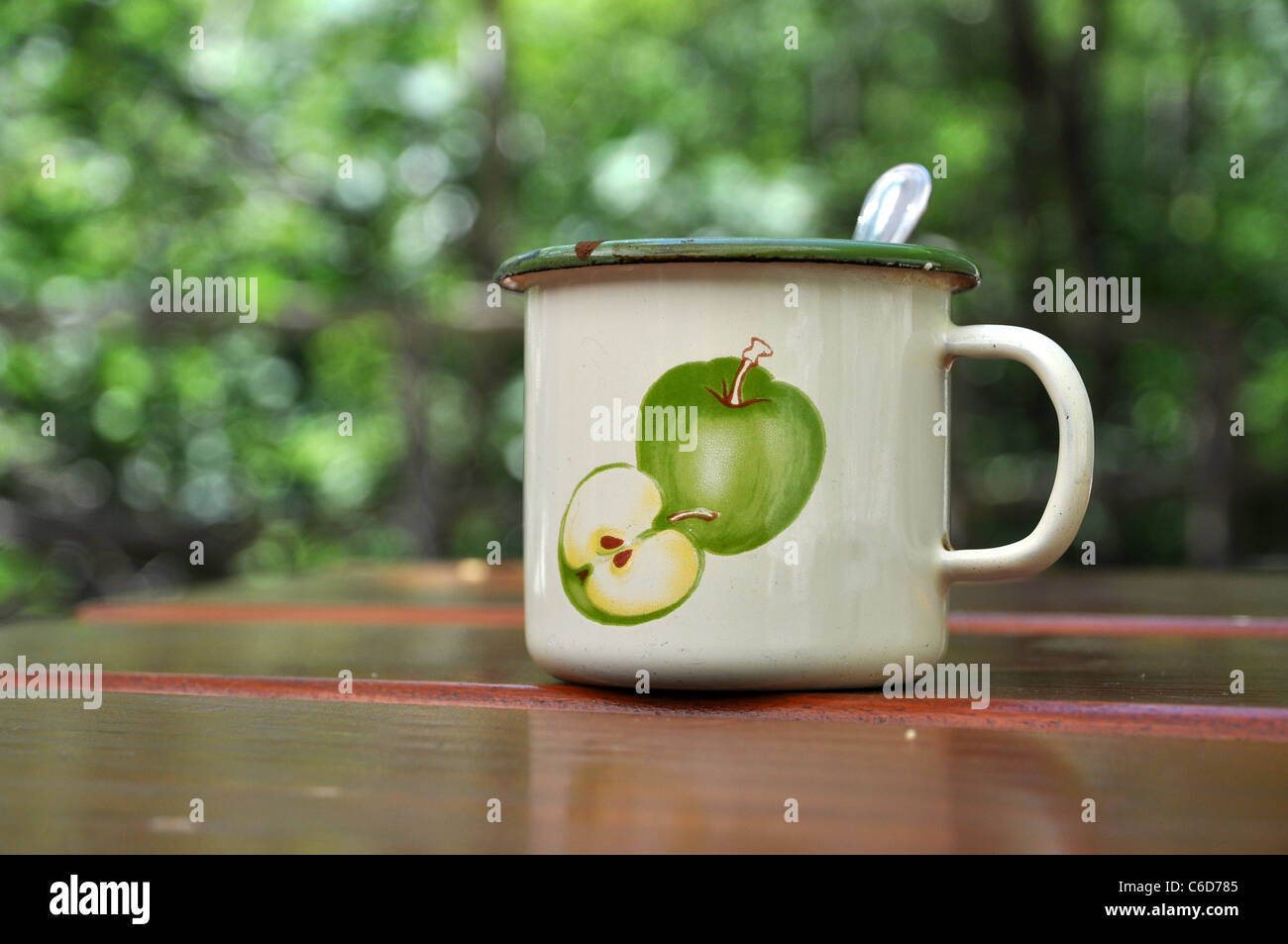 Stahl Kaffeetasse mit Malerei des Apfels Stockfoto