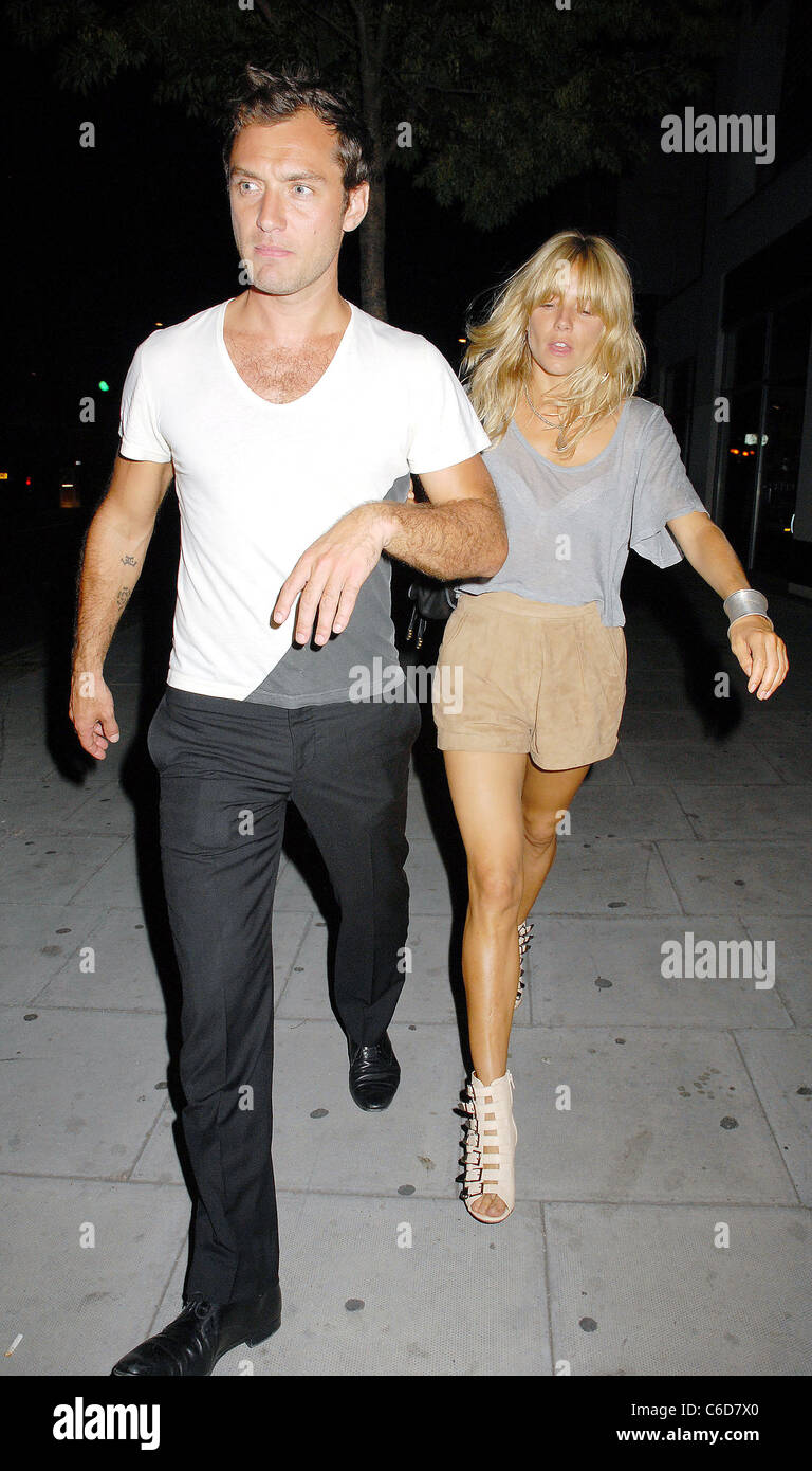 Sienna Miller und Jude Law verlassen einen Döner-laden in Camden, London, England - 28.06.10 Stockfoto