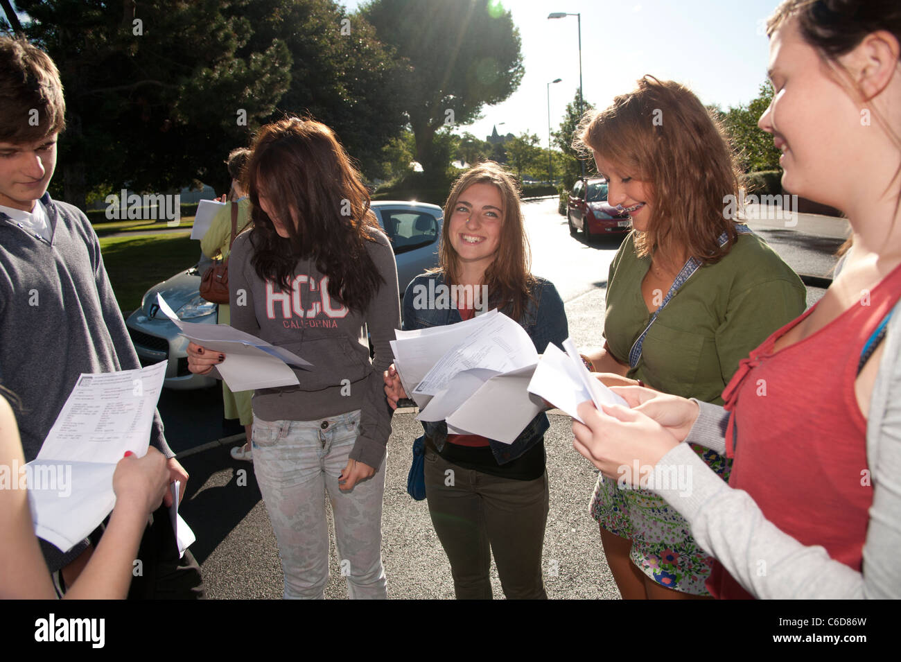eine Gruppe von jungen walisischen Schülerinnen und Schüler bekommen ihre GCSE Prüfungsergebnisse, Penweddig Schule, Aberystwyth Wales UK Stockfoto