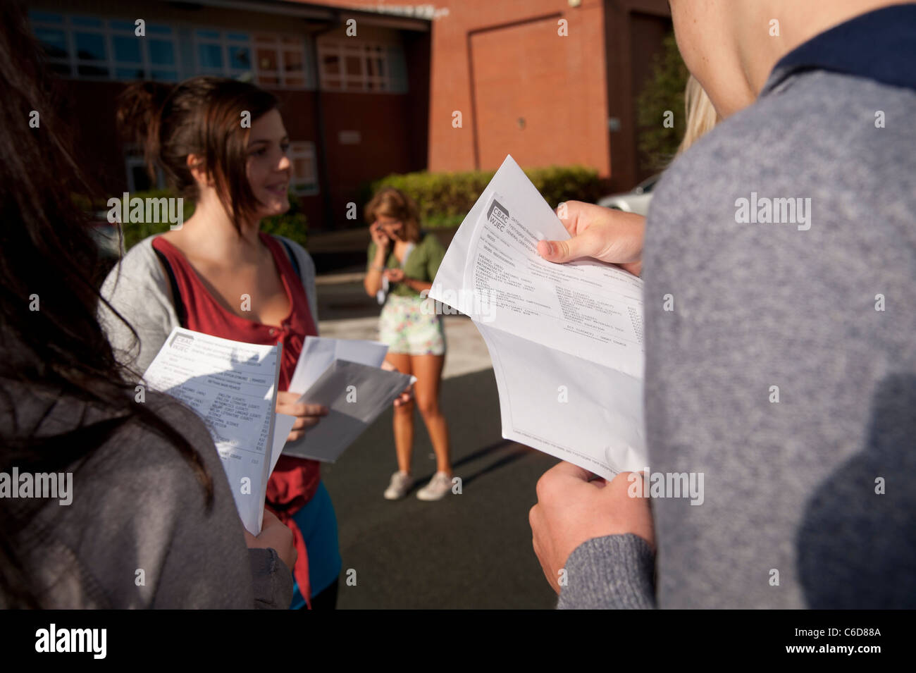 Welsh Schülerinnen und Schüler bekommen ihre GCSE Prüfungsergebnisse, Penweddig Schule, Aberystwyth Wales UK Stockfoto