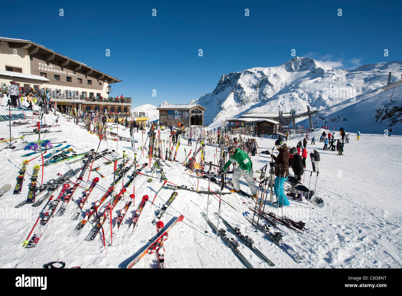 Skifahrer bin, Tuxer Fernerhaus, Skifahrer, Tuxer Ferner Haus Stockfoto