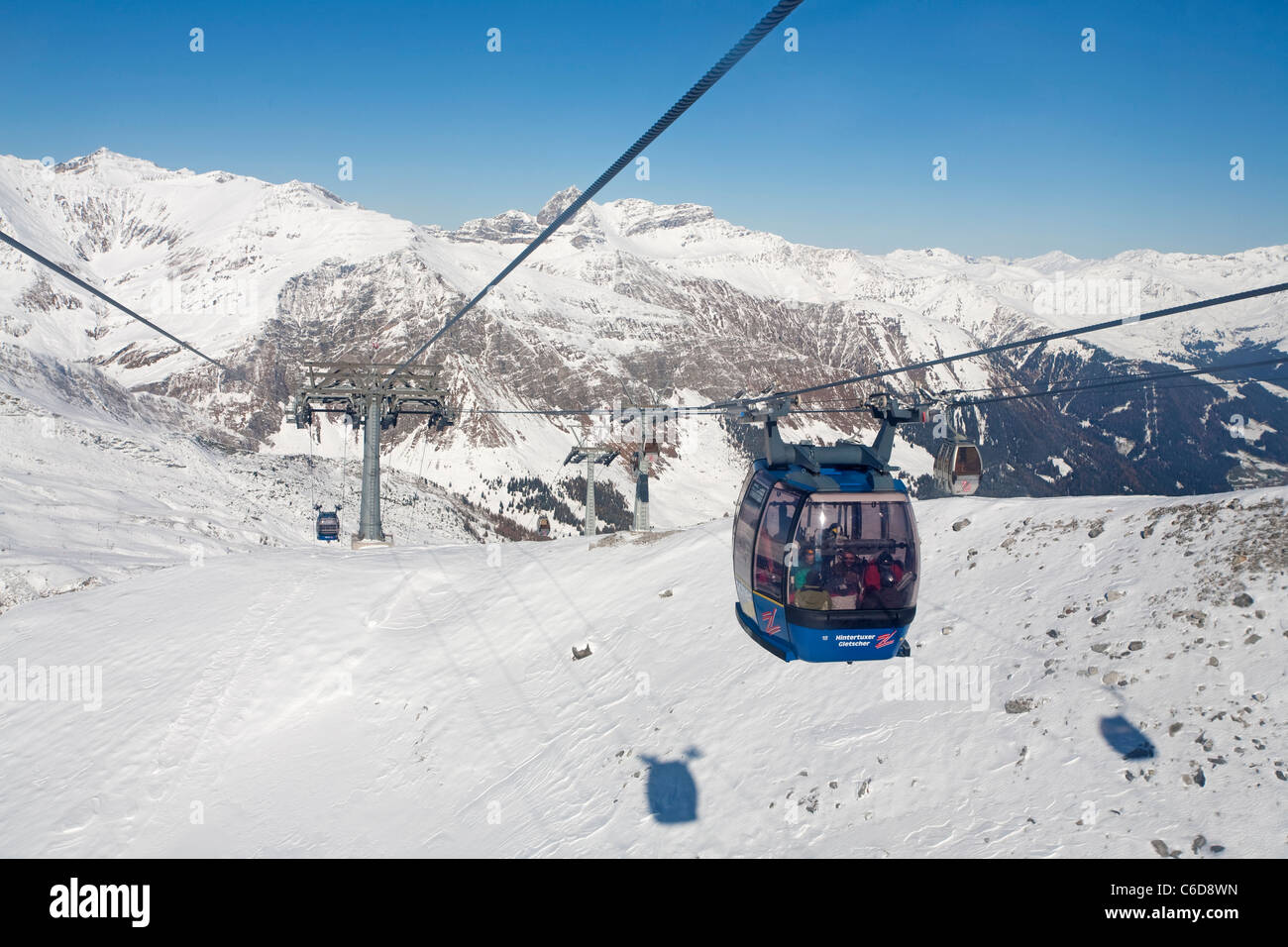 Gletscherbus Fahrt Zur Sommerbergalm 2100 Meter Hintertuxer Gletscher Seilbahn Stockfotografie Alamy
