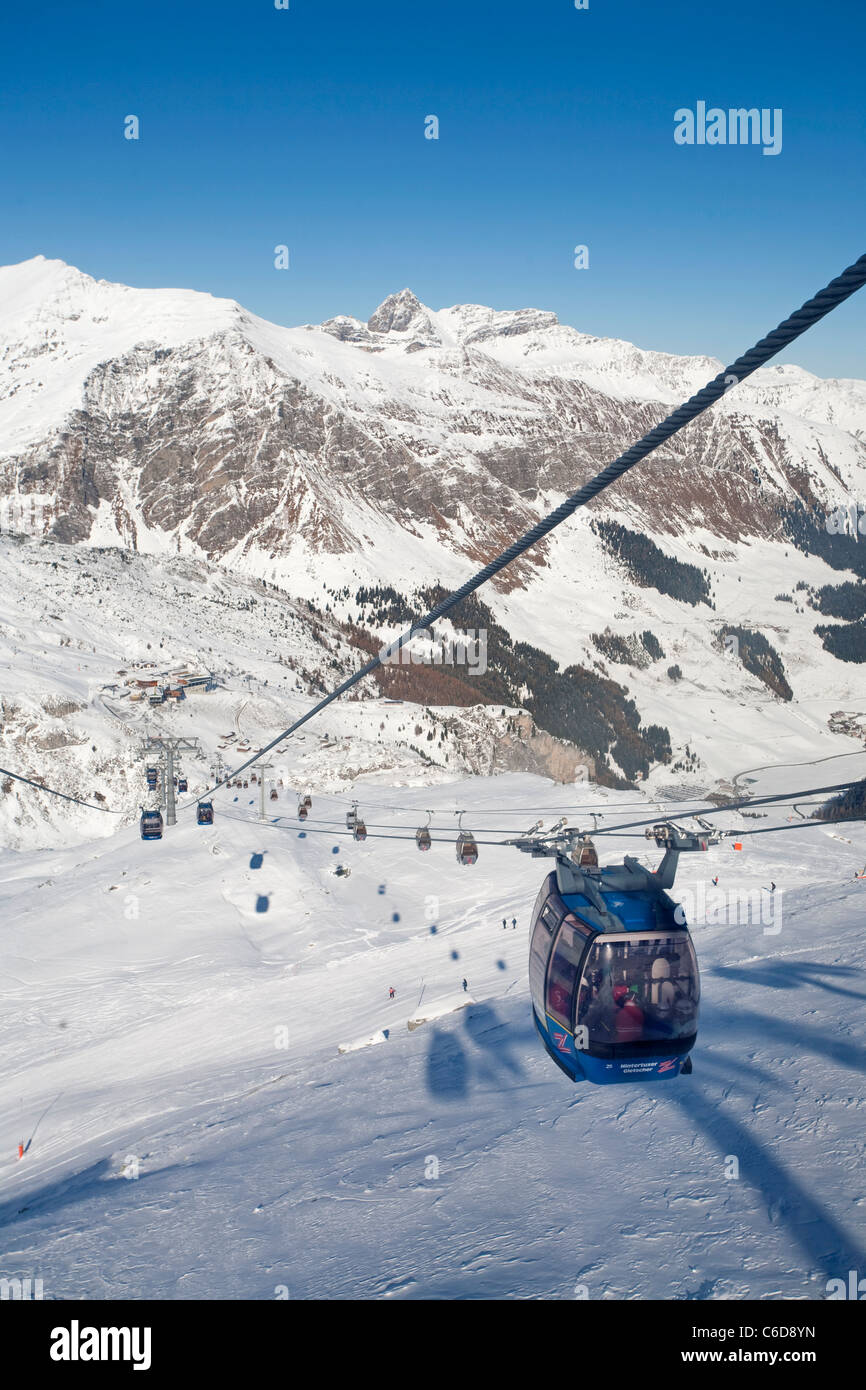 Gletscherbus Fahrt Vom Tuxer Fernerhaus 2660 Meter Zur Sommerbergalm 2100 Meter Hintertuxer Gletscher Seilbahn Stockfotografie Alamy