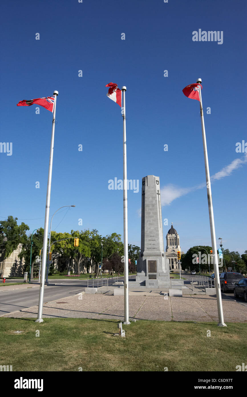 kanadische und Manitoba Fahnen am 1. Weltkrieg Krieg Memorial Memorial Boulevard Winnipeg Manitoba Kanada Stockfoto