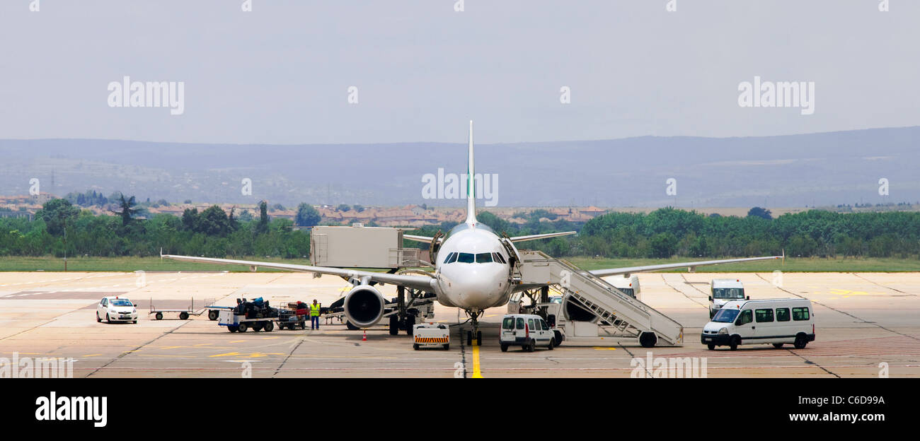 Wartung von Flugzeugen auf dem Flughafen in Varna, Bulgarien Stockfoto