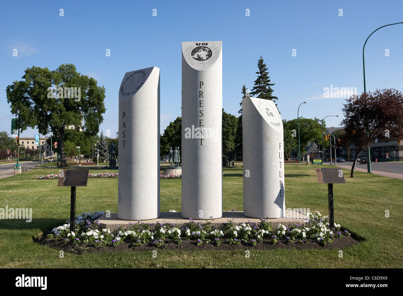 Vergangenheit Gegenwart Zukunft Friedenssicherung Cairn Krieg Memorial Memorial Boulevard Winnipeg Manitoba Kanada Stockfoto
