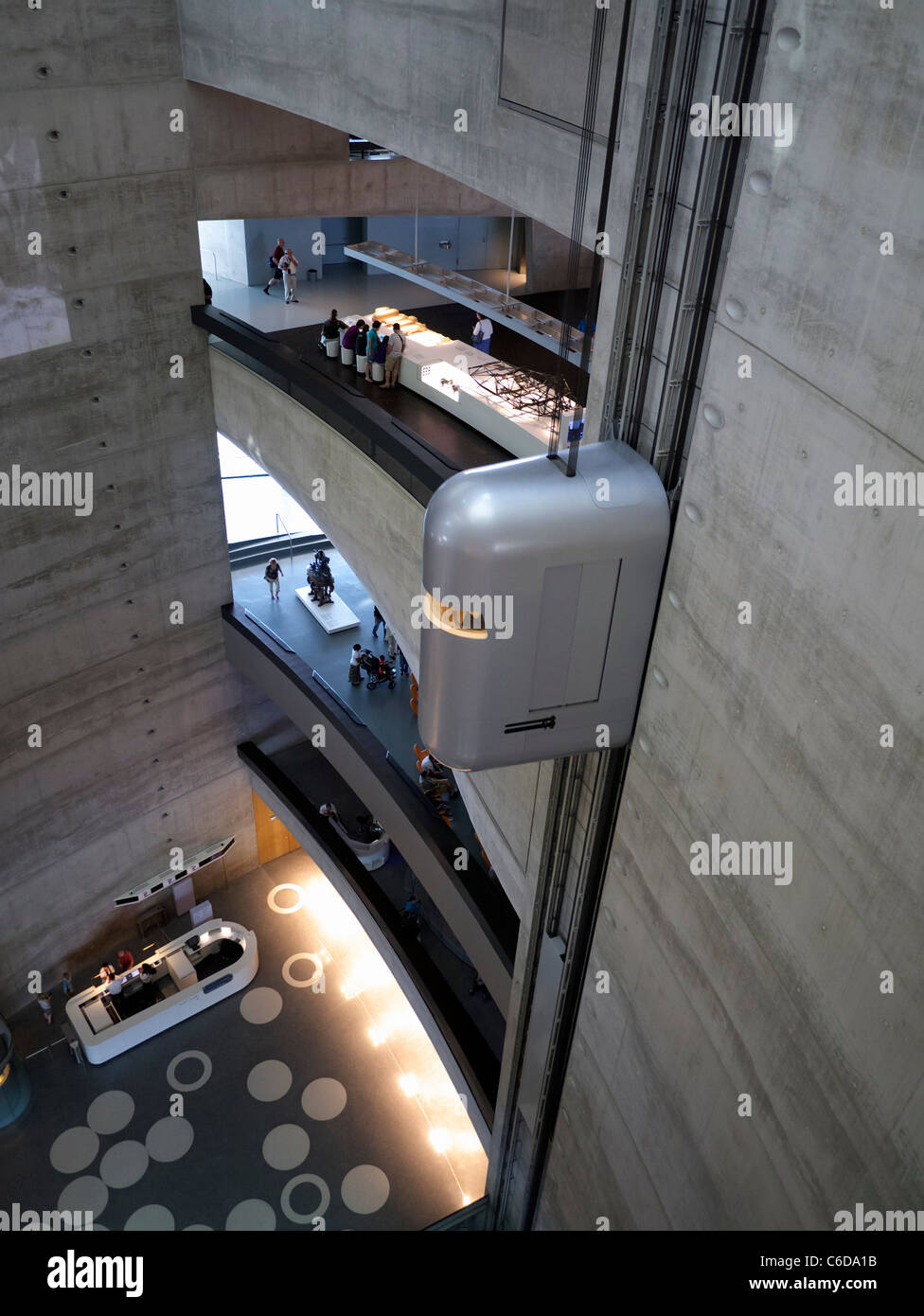 Atrium mit Aufzug im Mercedes Benz Museum in Stuttgart Deutschland Stockfoto