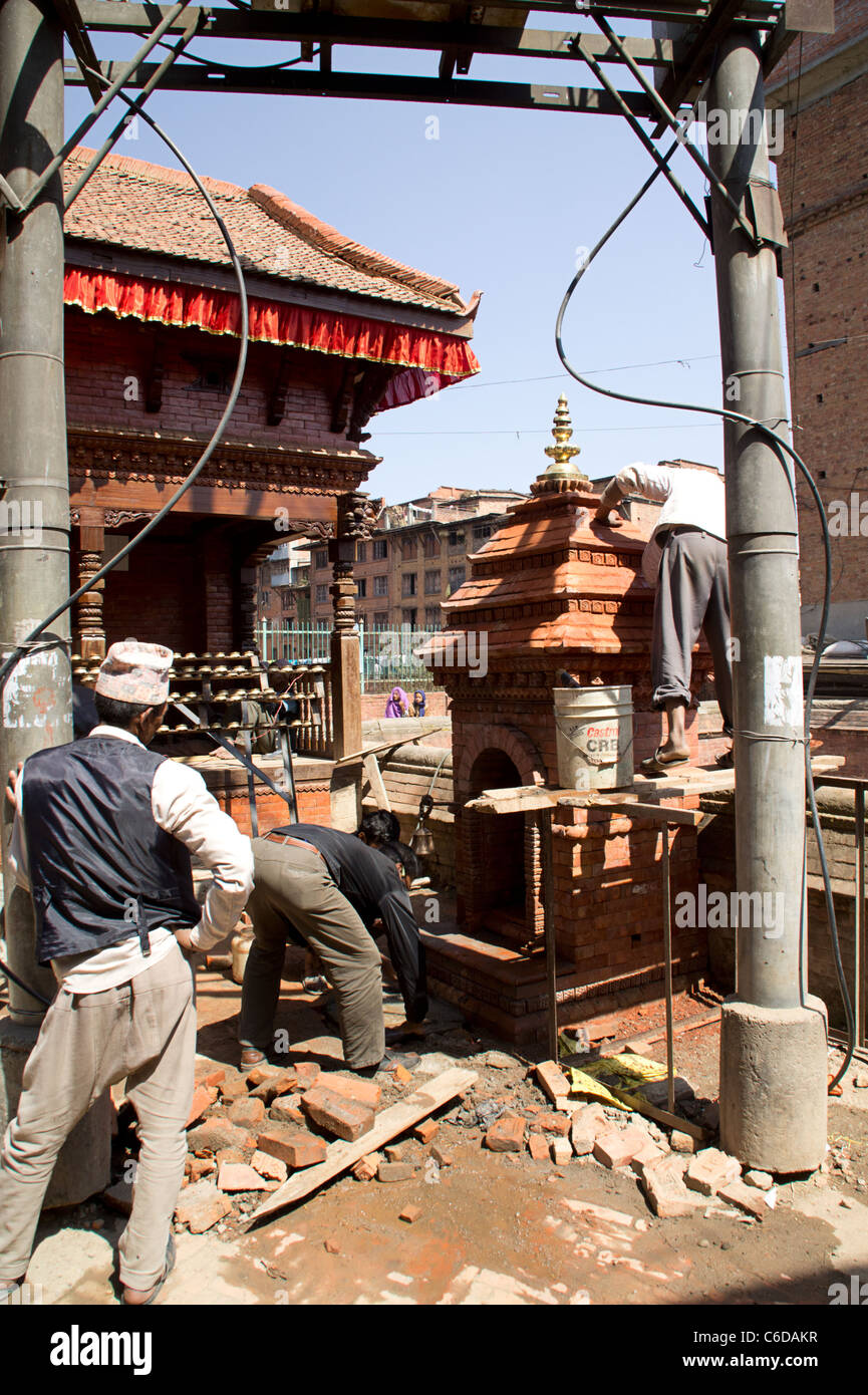 Maurer, die Wiederherstellung der Teil von einem Tempel, Kathmandu, Central Region, Nepal Stockfoto