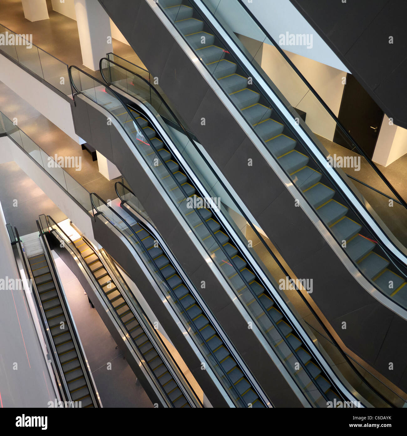 Viele Rolltreppen im Dortmunder U Kulturzentrum in Dortmund in Deutschland Stockfoto