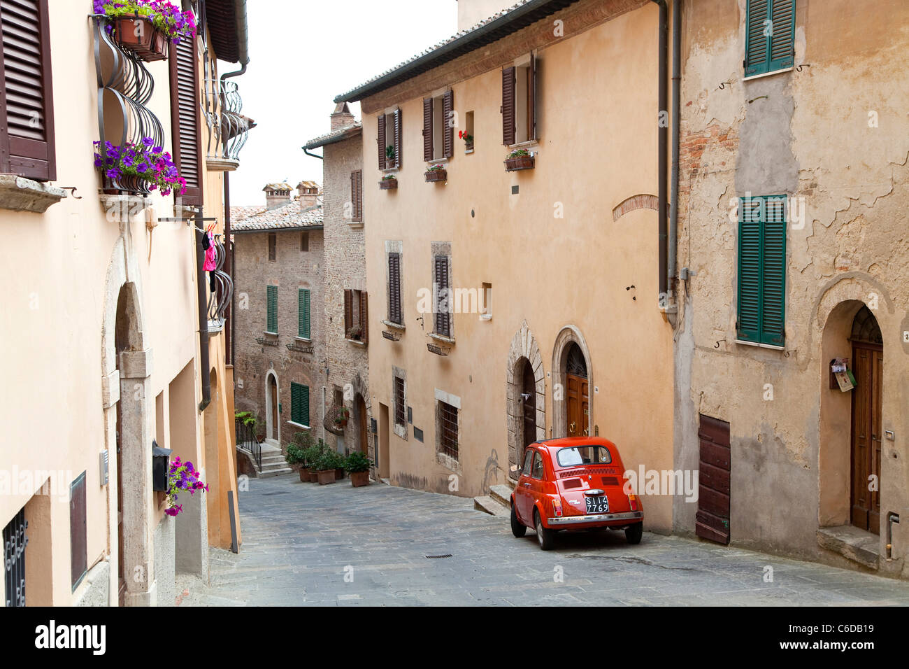 Fiat 500 geparkt in der mittelalterlichen Stadt Montepulciano, Siena, Toskana, Italien, Europa Stockfoto