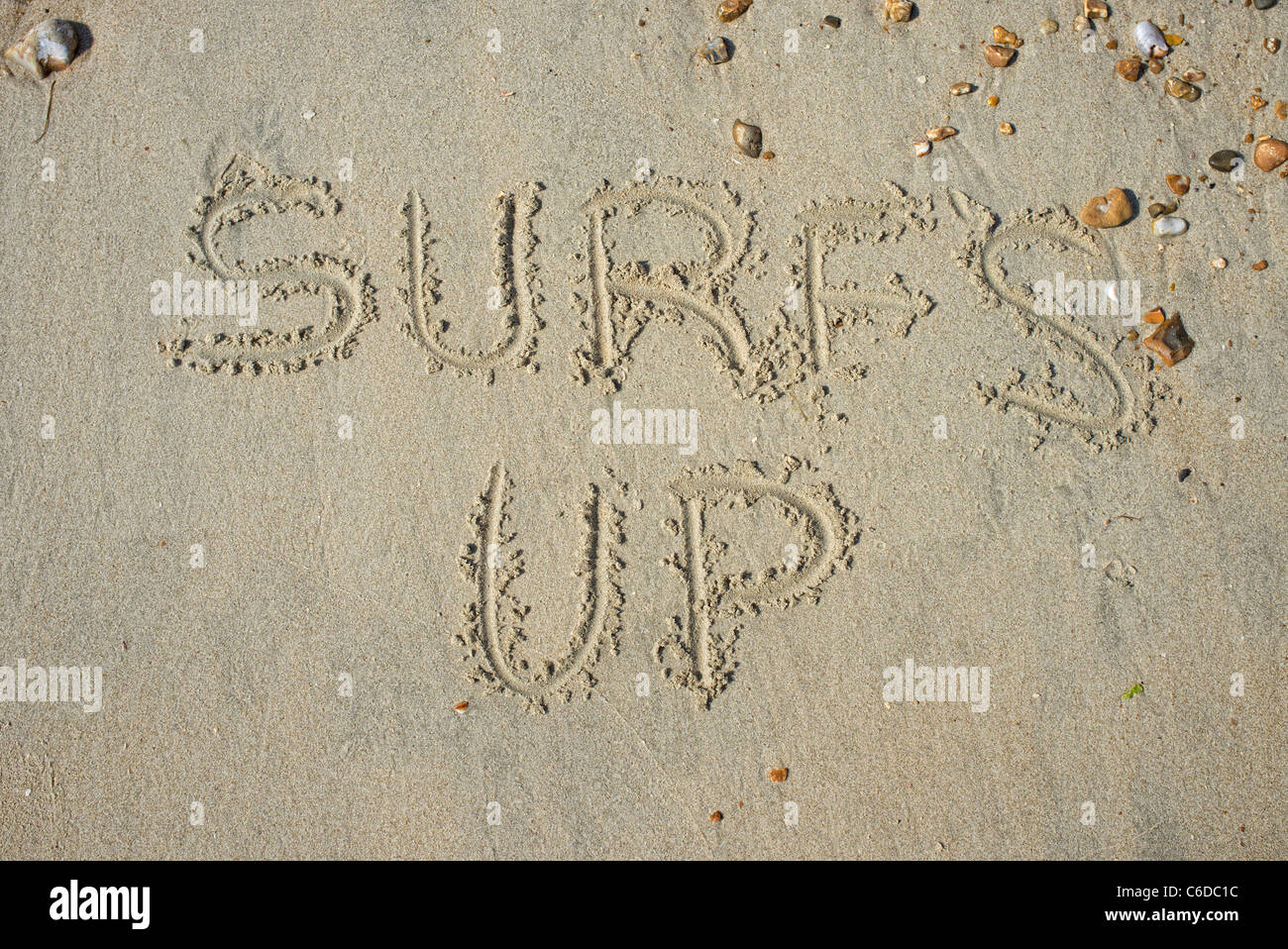 Surfs up-Nachricht in den Sand geschrieben Stockfoto