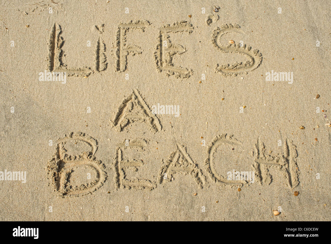 Das Leben ist ein Strand-Nachricht in den Sand geschrieben Stockfoto