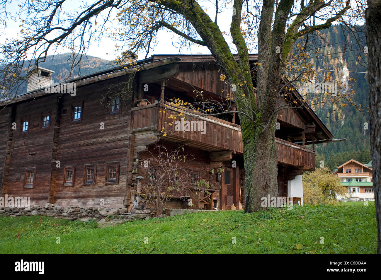 Altes Tiroler Renovierungen in Mayrhofen, altes Bauernhaus, Mayrhofen Stockfoto