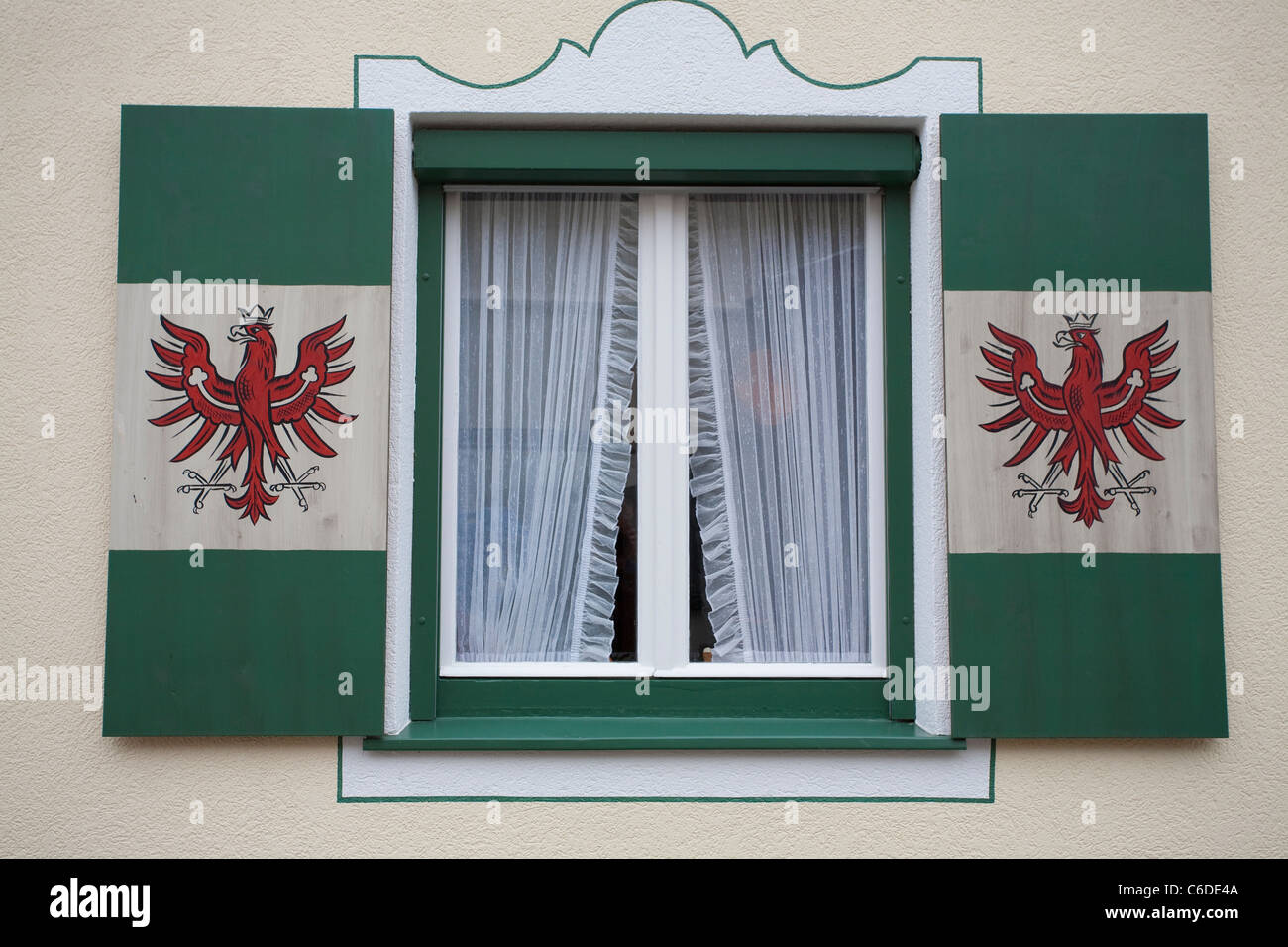 Fensterlaeden Mit Aufgemaltem Tiroler Landeswappen, Vorderlanersbach, Verschlusszeit Windows mit Tirol Emblem, roter Adler Stockfoto