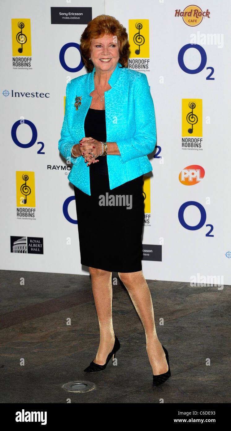 Cilla Black O2 Silver Clef Awards 2010 statt des London Hilton Park Lane - Ankünfte. London, England - 02.07.10 Vince Maher Stockfoto