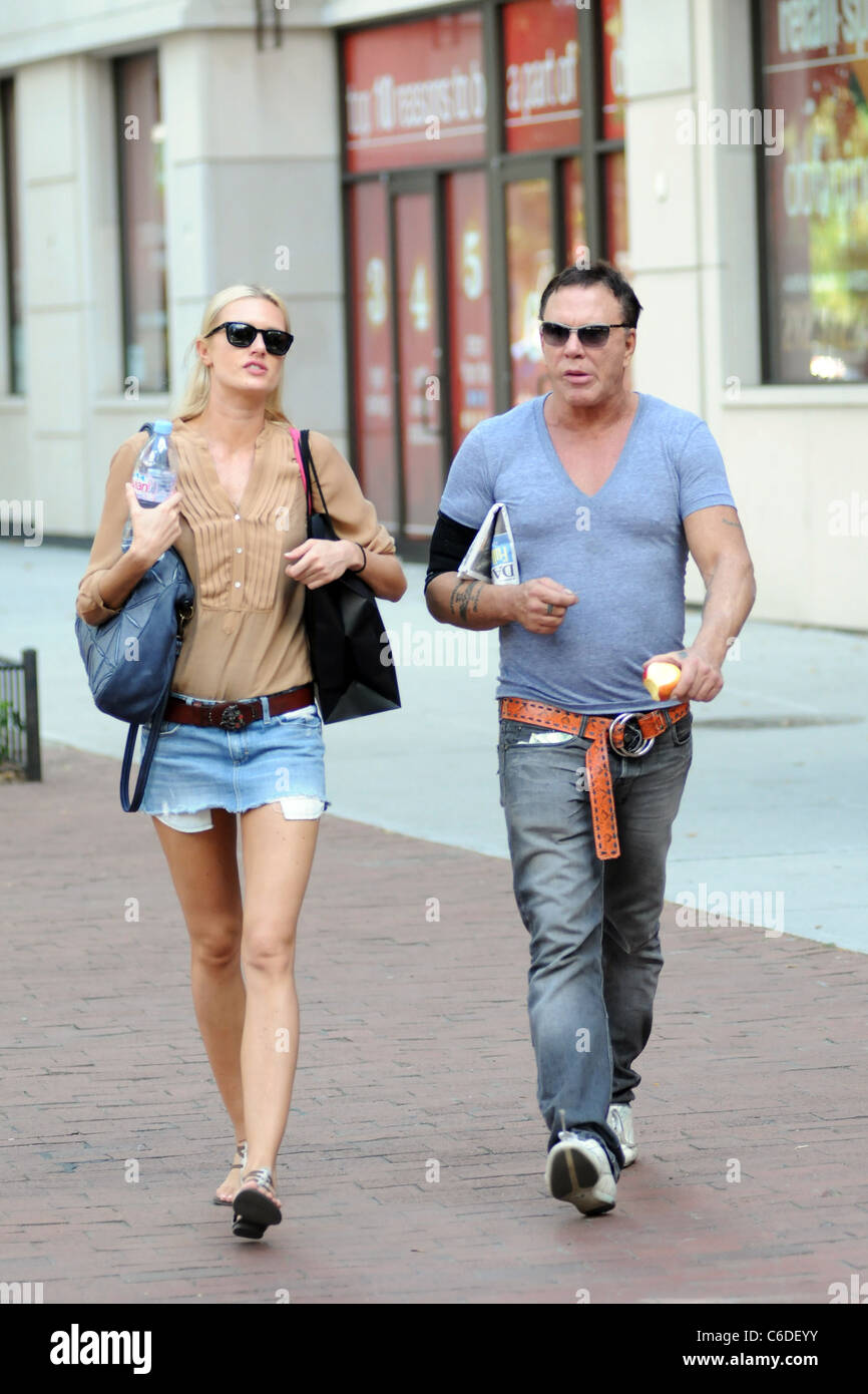Mickey Rourke Einkaufen mit Freundin Anastassija Makarenko im West Village. New York City, USA - 02.07.10 Ivan Stockfoto