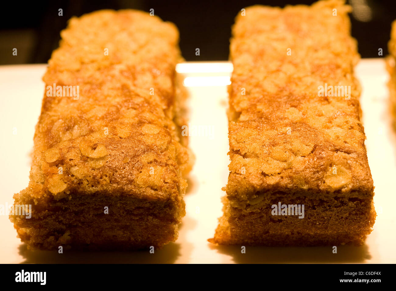 zwei Stücke Kuchen auf einer weißen rechteckigen Platte angeordnet Stockfoto