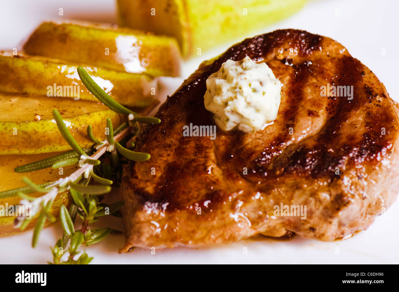 Wildschwein-Steak mit Kräuterbutter Stockfoto