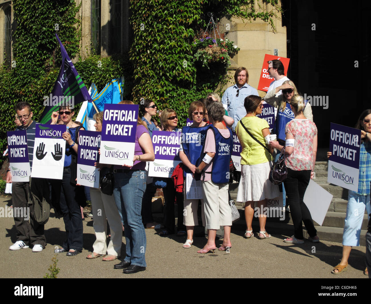 Unison Gewerkschaftsmitglieder auf Streik Streikposten Pflicht außerhalb Firth Gericht University of Sheffield South Yorkshire England Stockfoto